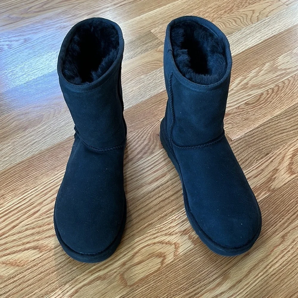 NWT Ugg Classic Short ll in Black Size 7